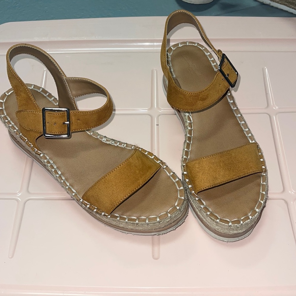 Universal thread wedge heels